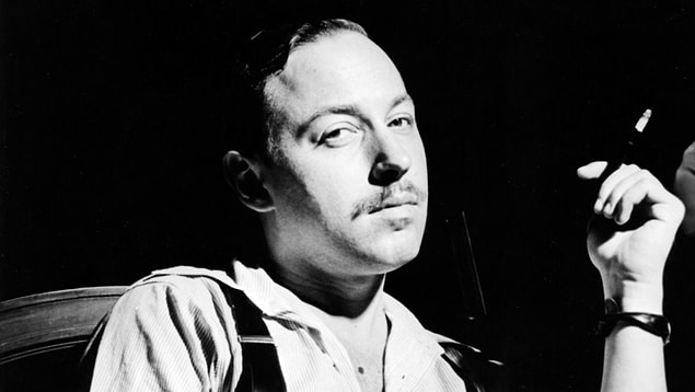 2. Oyun yazarı Tennessee Williams, boğazına kaçan bir şişe kapağı yüzünden boğularak ölmüştür. Olayın bilinenleri şöyle; 1983 yılında bir otel odasında yalnız olan yazar, yanlışlıkla bir şişenin kapağını açarken ağzına kaçıyor.