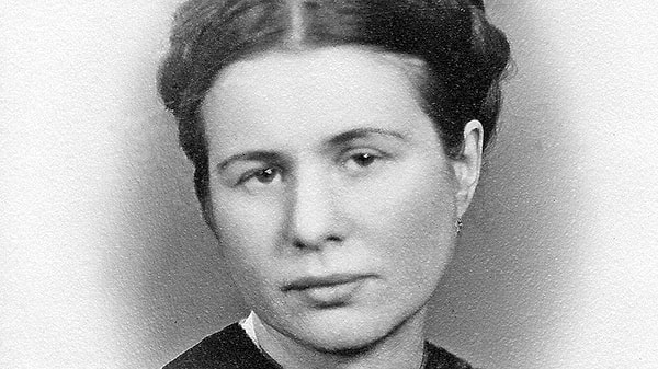 II. Dünya Savaşı'nı bizzat yaşamış bir hemşire olan Irena Sendler, hemşire olmanın yanı sıra bir sosyal yardımlar örgütü üyesi.