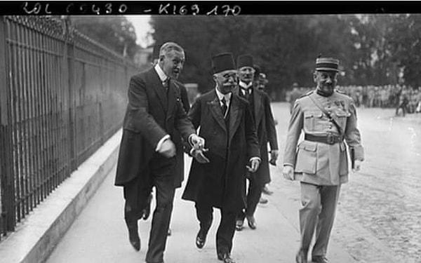 Ve 10 Ağustos 1920 tarihinde Paris'te imzalanır Sevr. Bu kadar ağır bir antlaşmanın pek etkisi olmamış ki Hadi Paşa, Paris sokaklarında fotoğraftaki gibi keyifle gezerken...