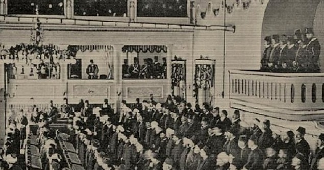 Bu arada Meclis-i Mebusan kapalı olduğu için Sevr hiçbir şekilde meclisten geçmez ve doğal olarak Vahdettin'in önüne gelmez. Bu durum ise bazı tarihçiler tarafından şöyle yorumlanır: