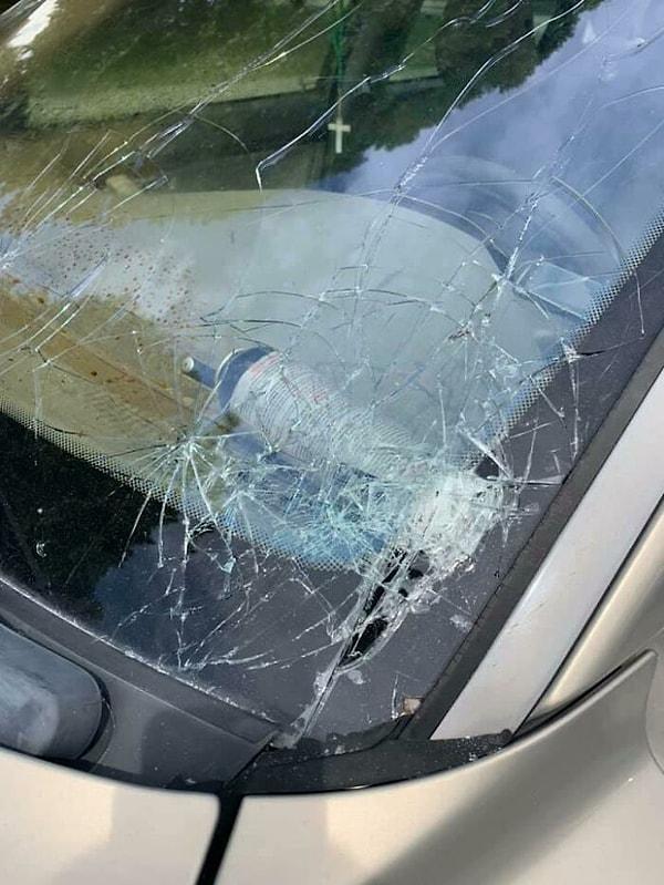 49. "Arkadaşım arabasında ayı spreyi olduğunu unutup arabasını güneşe park ettiğinden o sprey bir füze gibi patlayıp arabanın ön camını kırmış."