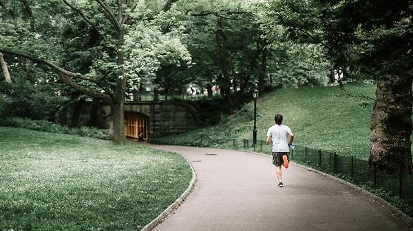 Bir koşucu uzun süre koştuğunda bacak kasları çok fazla çalıştığından bağırsaklara daha az kan gidiyor.
