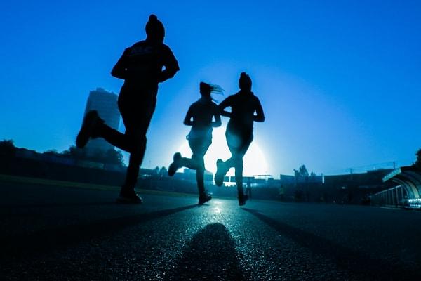 Maratoncuların %60'ının bu sorunla karşılaştığı düşünüldüğünde koşu sırasında yetişkin bezi takmanın işe yarayıp yaramayacağı sorulduğundaysa Dobson şu şekilde cevap veriyor: