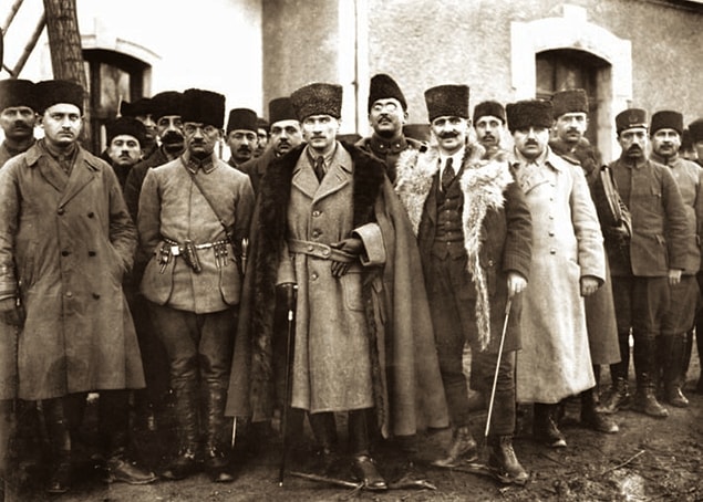 Kurtuluş Savaşı döneminde mali durum epey kötüye gidiyordu. Bunu gerekçe gösteren muhalefet o zamanın Maliye Bakanı Hasan Bey'i istifaya zorlamıştı.