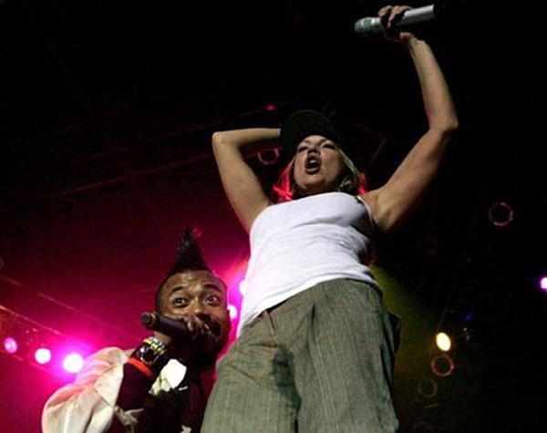 11. Black Eyed Peas grubundayken sahne alan Fergie, performans sırasında altına kaçırmıştı.