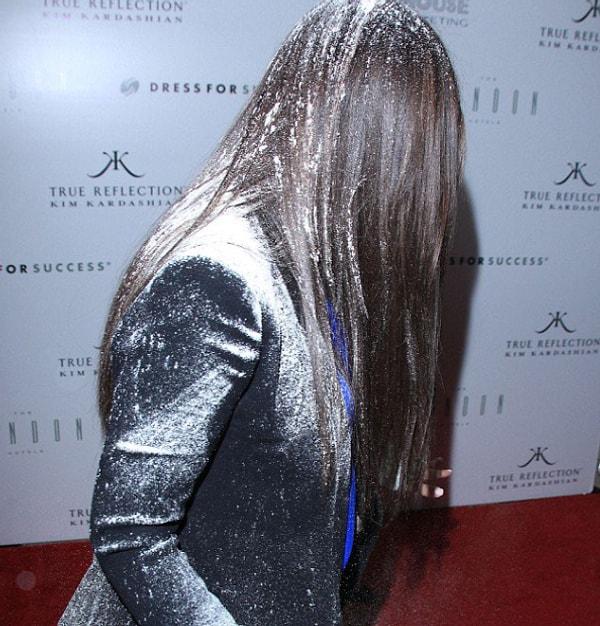 13. Kim Kardashian'ın katıldığı bir etkinlikte üzerine un fırlatıldı.