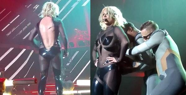 18. Elbisesinin fermuarı kapanmayan Britney Spears sahnedeyken dansçıları yardımına koşmuştu.