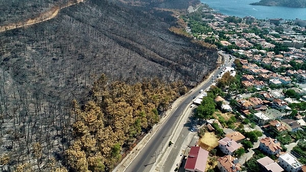 Muğla'nın Marmaris ilçesinde, yanan alanlar havadan görüntülendi.