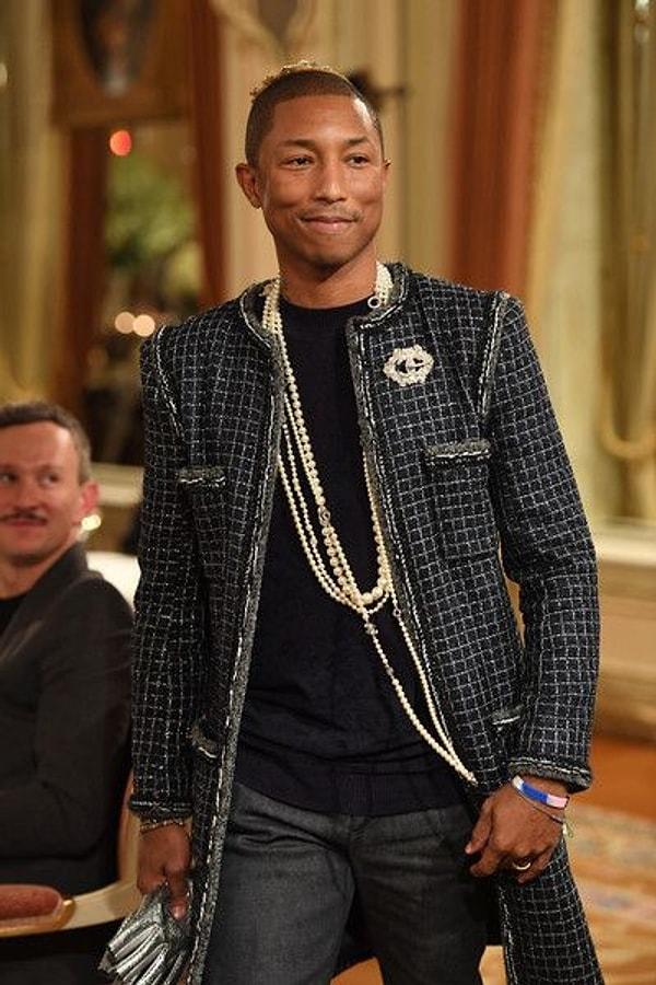 Pharrell Williams çoklu incili kolyesi ile muhteşem görünmüyor mu sizce de!