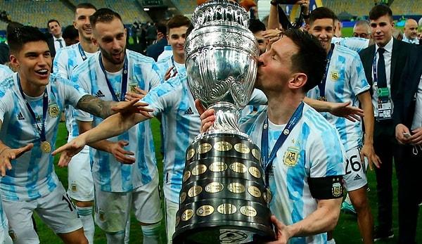 Messi bu yaz Arjantin ile Copa America'yı kazandı ve bundan 3 gün sonra Messi'nin yeni sözleşmesinde yüzde 50 indirimi kabul ettiği haberleri yapıldı.