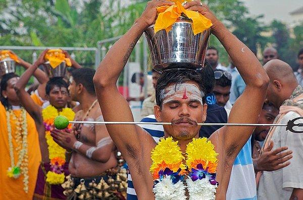 1. Tamil halkı tarafından kutlanan piercing festivali Thaipusam: