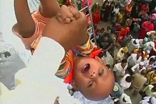 6. Hindistan'ın Karnataka bölgesindeki 500 yıllık geleneğe göre yeni doğan bebekler şans için yüksek bir yerden atılır ve aşağıda akrabaları tarafından tutulur.