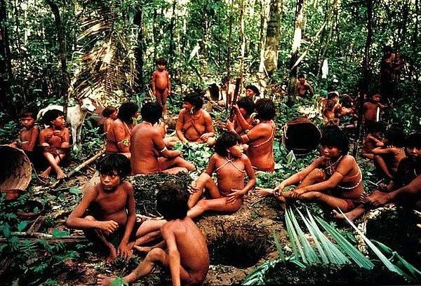 12. Venezuela ve Brezilya'daki Yonamamo kabilesi, ölülerin cesetlerini yaktıktan sonra külü arkadaş ve aileleri arasında dağıtarak yerler.