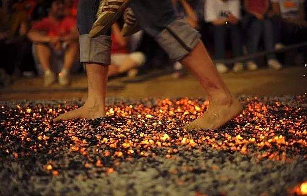 15. Çin'de evli erkekler, hamile eşlerini sırtlarına alarak çıplak ayakla yanan kömürün üzerinden geçer.