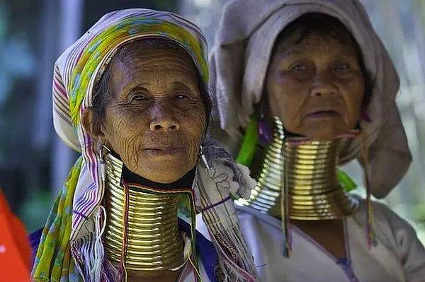 19. Tayland'da yaşam süren Karen kabilesindeki kadınlar, güzellik sembolü kabul eden uzun boyuna sahip olmak için boyunlarına halka takarlar ve zaman geçtikçe eklemeye devam ederler.