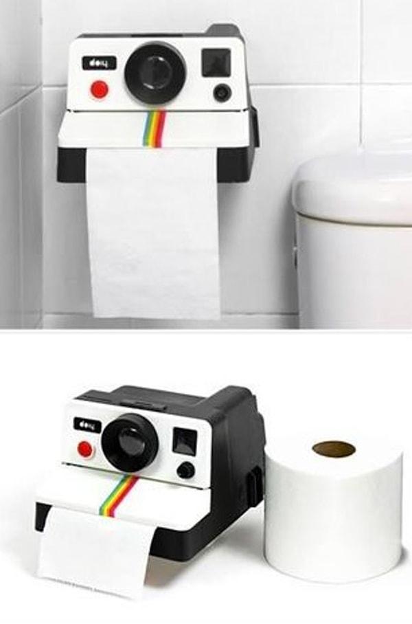 6. Daha önce nasıl aklımıza gelmedi? İşte polaroid fotoğraf makinesi şeklinde tuvalet kağıdı dispenseri.