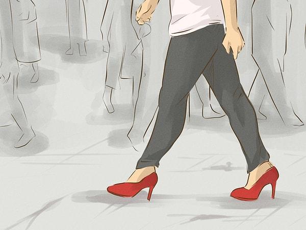 9. Topuklu ayakkabıların aslında erkeklere ait olduğunu bilmeyen yoktur. Ancak kan ve benzeri şeylere basmamak için kasaplar ve mezbaha çalışanları tarafından icat edildiği bilinmez.