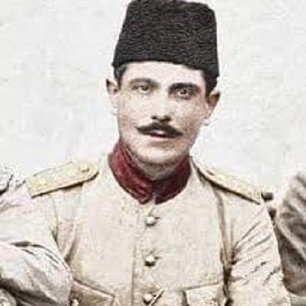 Ve 25 Eylül 1913'te Süleyman Askeri Bey'in devlet başkanlığında cumhuriyet idaresi benimsenerek tam bağımsızlık ilan edilir.