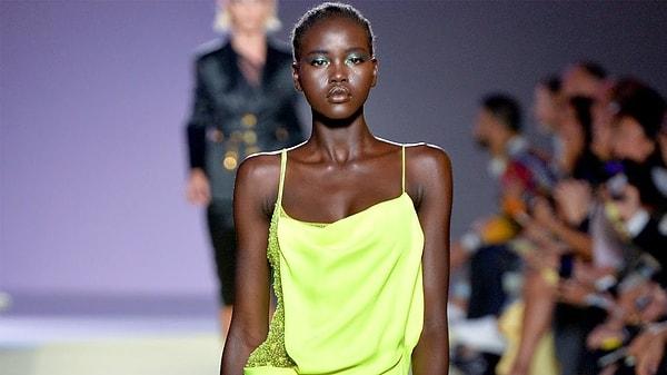 7. Güney Sudan ve Avustralya asıllı model Adut Akech, 1999 doğumlu ünlü isimler arasında yer almaktadır. 2018 yılında 'Yılın Modeli' seçilen Akech, alışılmış güzellik kalıplarını yıkan ve başarılı işlere imza atan bir isim.