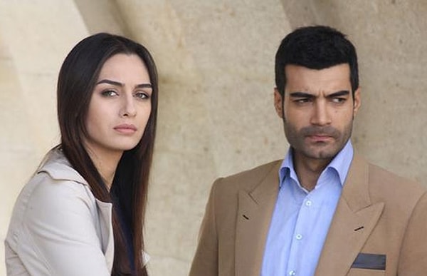 Akalay'ın ilk eşi aynı dizide yer alarak set aşkı yaşadığı yakışıklı ve ünlü oyuncu Murat Ünal.