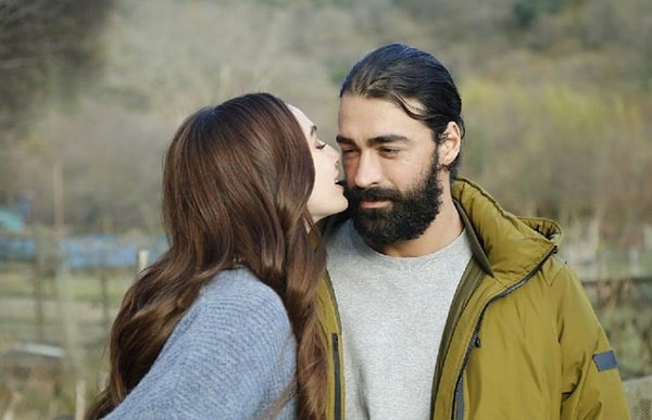 Oyuncu ve yönetmen Sarp Levendoğlu ile dizi setinde tanıştı ve yeni bir ilişkiye yelken açtı.