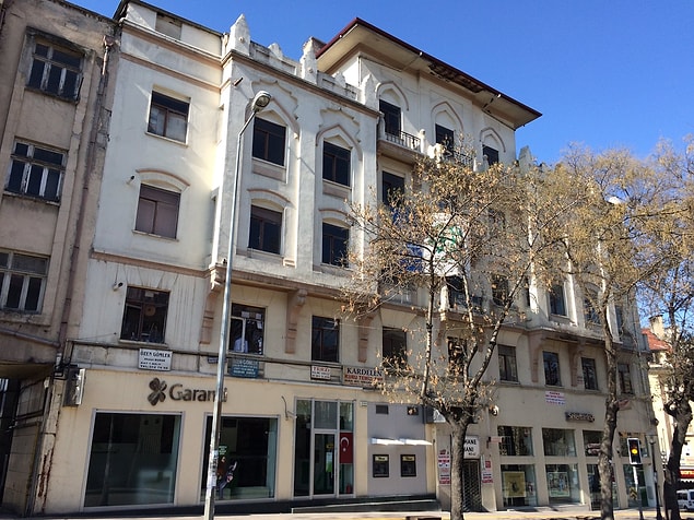 İsmi Ulus'ta 'Hasan Fehmi Ataç Apartmanı'nda yaşatılmaya devam ediyor.