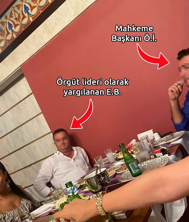Mahkeme başkanı ile sanık aynı masada
