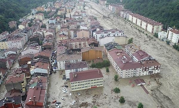 Türkiye günlerdir yeni bir felaketle mücadele ediyor. Batı Karadeniz'de derelerin taşmasıyla başlayan sel felaketi birçok yerleşim yerini adeta yuttu.