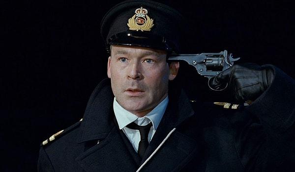 9. Filmdeki 'kötü' karakterlerden birisi de ikinci kaptan William Murdoch'tu. Bir yolcudan cankurtaran teknesine oturması için rüşvet alan adam, panik içindeki başka bir yolcuyu vurduktan sonra intihar ediyordu.