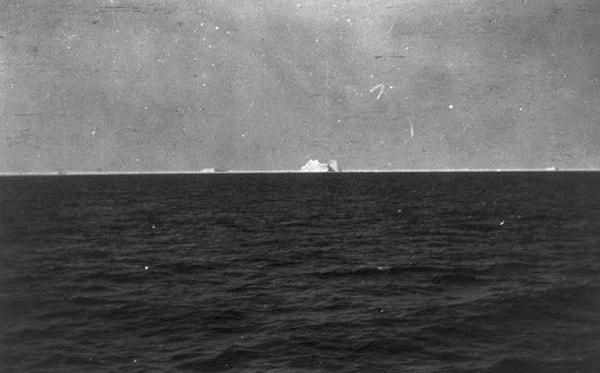 13. Titanik'in batmasından 2 saat sonra insanları kurtarmak için gelen Carpathia gemisinden çekilen bu fotoğraftaki buz dağının ise kazanın sebebi olan buz dağı olduğu düşünülüyor.