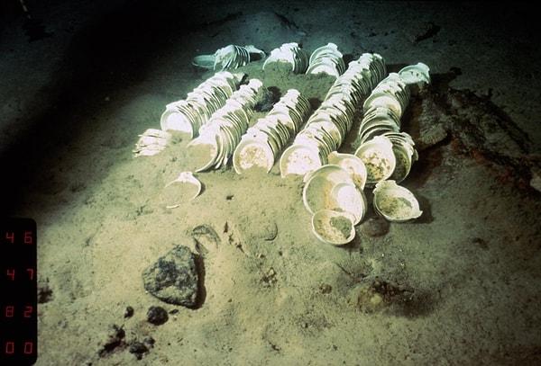 17. 1986 araştırmaları sırasında gemide keşfedilen bu sıralı tabakların ise aslında tahta dolaplarda dizili olduğu ancak dolabın zamanla eridiği tahmin ediliyor.