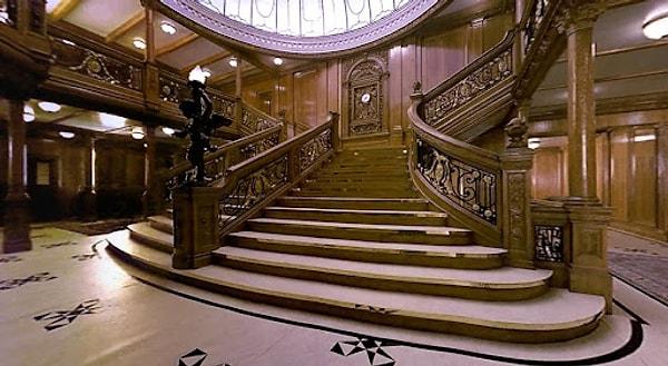 21. Filmde yer alan bu dillere destan merdivenlerin aslında gerçek bir fotoğrafı hiç çekilmemiş. İnternette gördüğünüz fotoğrafların çoğu Titanic'in kardeş gemisi Olympic'e ait.