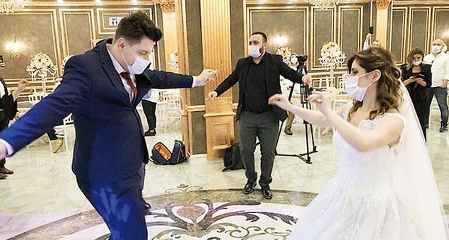 8. Düğünde eğlenceye katılmayanları terörize etmeyin. Oynamayı sevmeyenler olabilir, o gün iyi bir gün geçirmiyor bile olabilirler.