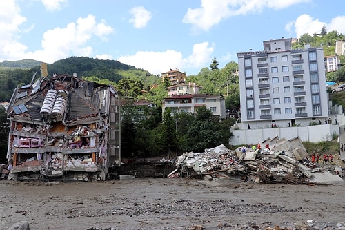 Selde Yıkılan Apartmanın Enkazından Bir Çocuk Kurtarıldı