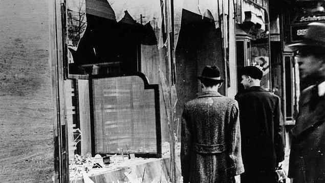 Nazi Almanya'sında Kristallnacht (Kristal Gece)