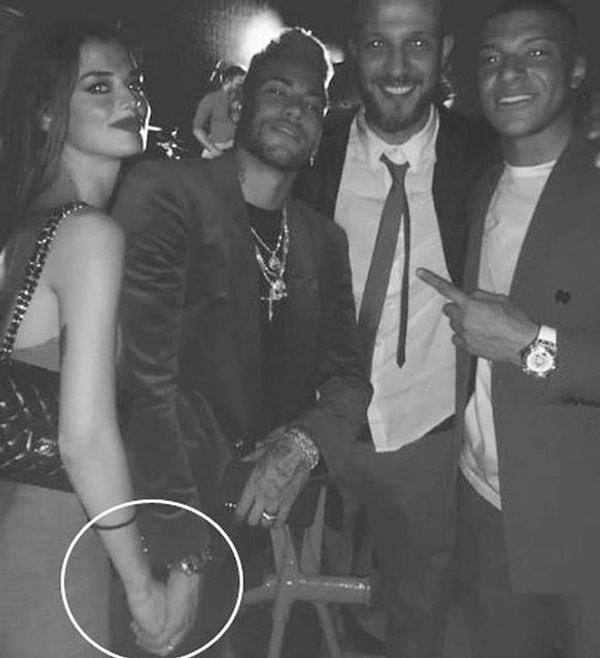 Ünlü futbolcu Neymar'la çektiği reklam filmi ve ilişki iddialarının ardından boksör Conor McGregor'la da anılan model, sık sık gündem olduğu Türkiye'ye taşınmıştı.