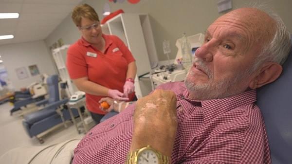 Harrison iğneden çok korkmasına rağmen kan bağışı yapmaya devam etmiştir