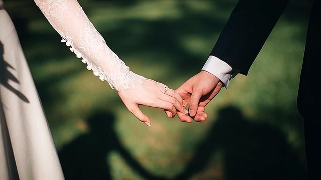 Evlilik kararı almak bir hayli zor biliyorsunuz ki… Ancak günümüz koşullarında yeni bir yuva kurmak yalnızca romantik anlamda değil ekonomik anlamda da epey zor.