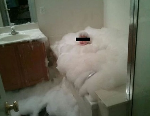 2. "Kayın biraderim çocuklarına banyo hazırlarken küveti fazla doldurmuş ve musluk kapanmamış. Her yer köpük ve su olmuş. Panikleyip tesisatçı bir arkadaşını aramış. Arkadaşı küvetin tıkacını çıkarmasını söylemiş. Gerçekten iyi ve zeki biri ama sağduyusu 0."