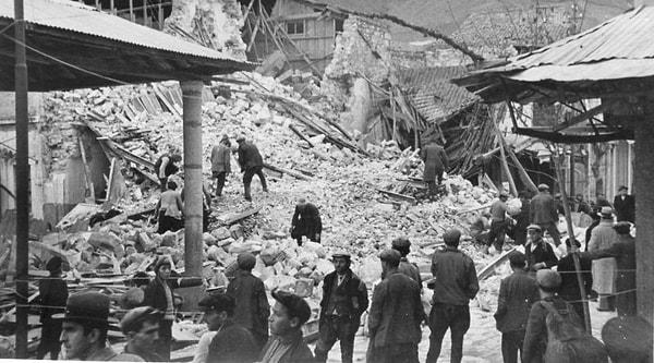 1. Türkiye tarihinde yaşanmış en büyük deprem 1939 Erzincan depremi...