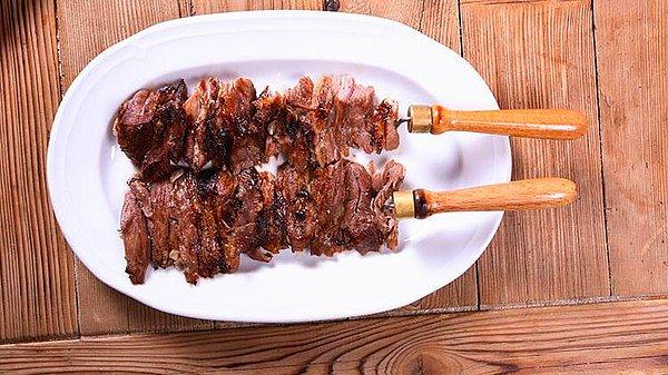 Eşi benzeri olmayan lezzeti ile bilinen Cağ Kebabı, Erzurum'un en ünlü yemeği desek yalan söylemiş olmayız!