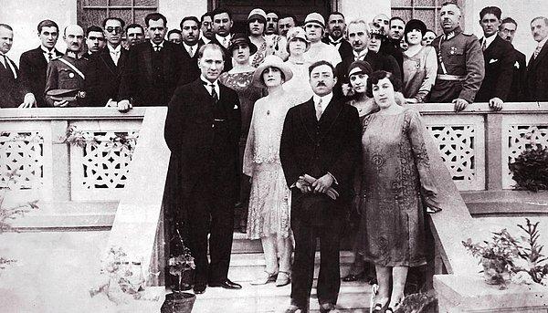 20 Mayıs 1928'de ise Amanullah Han ve eşi Ankara'ya gelirler. Mustafa Kemal Paşa tarafından karşılanan emir, 1 hafta kalır...