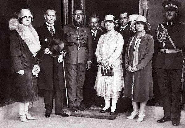 Atatürk, Emir'i reformların zamansız olmaması husunda uyarsa da Emir harekete geçer ve zor durumda kalarak Aralık 1928'de...