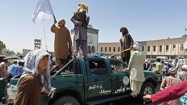 Önceleri nispeten "yumuşak" bir görünüm veren Taliban, Kabil'in ele geçirilmesinin ardından çok katı kurallar uygulamaya başladı.