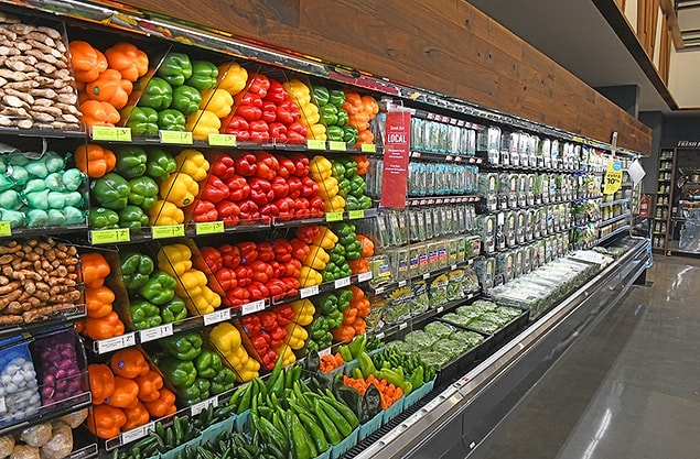 3. Süpermarketlerin satılmayan yiyecekleri atması yasak ve bu yiyecekler bağışlanıyor.