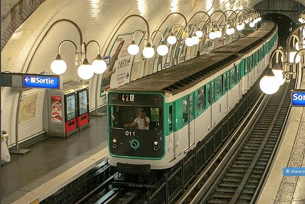 7. Dünyanın en gelişmiş metro ağına sahip olduklarından her metronun aktarma istasyonlarına geliş saatleri ile istasyon arasındaki yürüyüş mesafesi hesaplanmıştır.