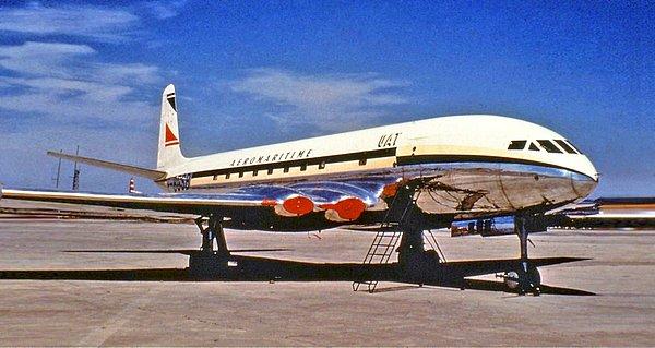 Bu sorunun ortaya çıkışı ise tarihteki ilk jet motorlu yolcu uçağı Havilland Comet'e dayanır. Kare camlara sahip olan bu uçak, kalkış ve inişleri sırasında gövdenin şiddetli basınç değişimleri yaşaması nedeniyle havada patlamıştır.