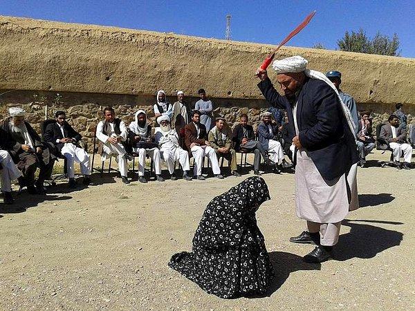 Taliban'ın resmi politikalarına göre kadınların sokak ortasında şiddet görmesi yasak olsa da, örgütteki bireylerin kendi ceza yaptırımlarını uygulamasına engel olmadı.