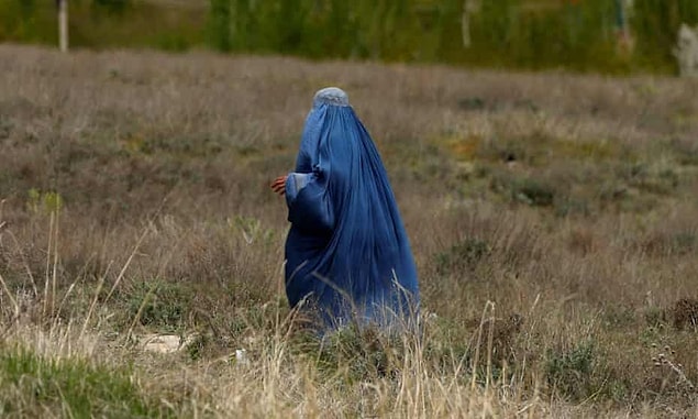Sağlık sektöründe yer alan kadın çalışanlar bu durumdan ayrı tutulsa da imkanları sınırlandırılarak belli şartlar getirildi. Toplu taşıma kullanmanın zorluğu gibi etkenler ise bu sektördeki kadın çalışanların da zaman içinde işlerinden ayrılmasına neden oldu.