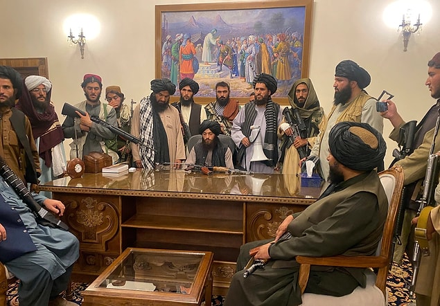 Taliban'ın yıllardır kurmak istediği düzende kadınlar için de birçok yaptırım bulunuyor. Örgüt, bu uygulamaların amacının "kadınların iffet ve haysiyetinin kutsal sayılabileceği güvenli bir ortam yaratmak" olduğunu belirtiyor.